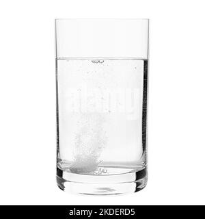 Kohlensäurehaltige Pille in Wasser, Aspirin, isoliert auf weißem Hintergrund, Abschneideweg, volle Schärfentiefe Stockfoto