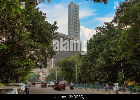 Moderne Stadtarchitektur mit hohen Geschäftsgebäuden und Blick auf die Straße in Kalkutta, Indien Stockfoto