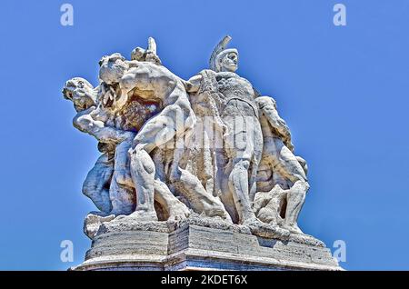 Statue auf der malerischen Brücke Vittorio Emanuele II in Rom, Italien Stockfoto