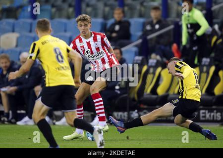 ARNHEM - (lr) Sondre Tronstad von Vitesse, Sven Mijnans von Sparta Rotterdam, Enzo Cornelisse von Vitesse während des niederländischen Eredivisie-Spiels zwischen Vitesse und Sparta Rotterdam beim Gelredome am 5. November 2022 in Arnhem, Niederlande. ANP BART STOUTJEDIJK Stockfoto