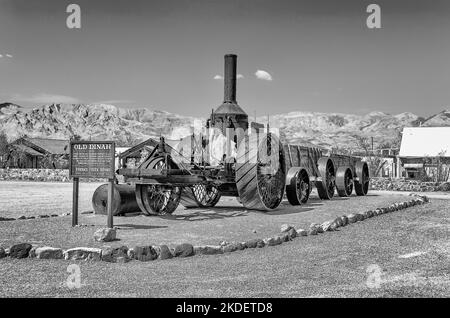 Coal Burning Old Dinah Dampftraktor auf der Furnace Creek Ranch in Death Valley, Kalifornien, USA Stockfoto