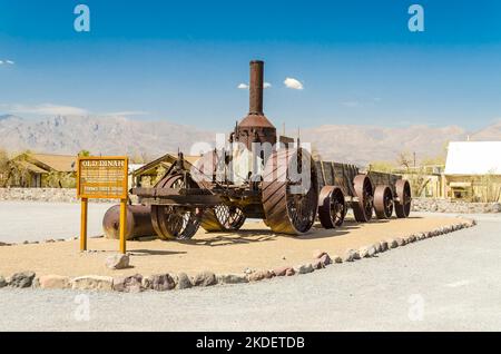 Coal Burning Old Dinah Dampftraktor auf der Furnace Creek Ranch in Death Valley, Kalifornien, USA Stockfoto