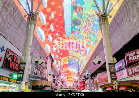 LAS VEGAS - 18. AUGUST: Die Fremont Street Experience in Las Vegas am 18. August 2012. Es ist eine Fußgängerzone in der Innenstadt von Las Vegas, mit einem BA Stockfoto