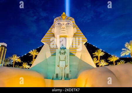 LAS VEGAS - 16. AUGUST: Die große Sphinx des Luxor Hotel and Casino in Las Vegas am 16. August 2012. Das Luxor ist das viertgrößte Hotel in Las Vegas Stockfoto
