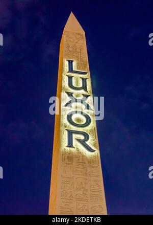 LAS VEGAS - 16. AUGUST: Das Obelisk-Schild im Luxor Hotel and Casino in Las Vegas am 16. August 2012. Luxor ist das viertgrößte Hotel in Las Vegas und Stockfoto
