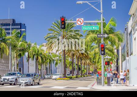 BEVERLY HILLS - AUGUST 26: Rodeo Drive Shopping District in Beverly Hills am 26. August 2012. Die Straße ist eines der berühmtesten Wahrzeichen von Los Angel Stockfoto