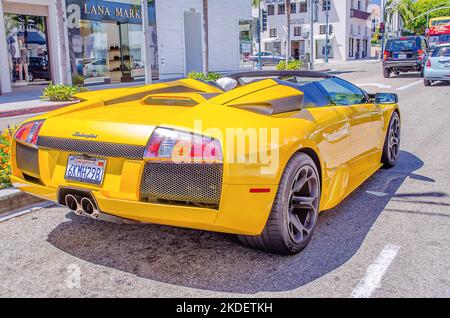 BEVERLY HILLS - 26. AUGUST: Ein Lamborghini-Supersportwagen, der am 26. August 2012 im Rodeo Drive, Beverly Hills, vorbeifährt. Die Straße ist eines der berühmtesten Land Stockfoto