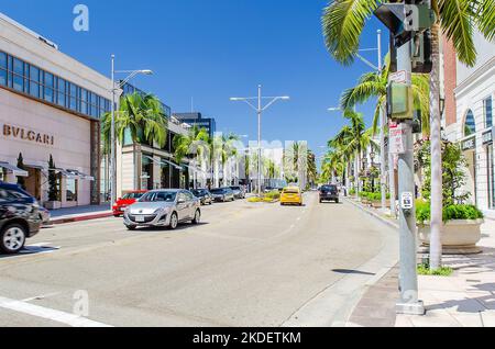 BEVERLY HILLS - AUGUST 26: Rodeo Drive Shopping District in Beverly Hills am 26. August 2012. Die Straße ist eines der berühmtesten Wahrzeichen von Los Angel Stockfoto