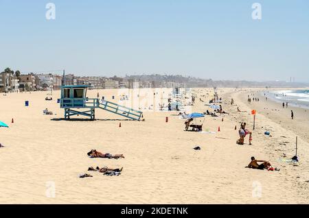 VENICE BEACH, USA - AUGUST 29: Menschen, die einen sonnigen Tag genießen, der von den Lifeguard-Türmen am Strand von Venedig, Kalifornien, am 29. August 2012 geschützt wird. T Stockfoto