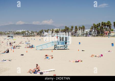 VENICE BEACH, USA - AUGUST 29: Menschen, die einen sonnigen Tag genießen, der von den Lifeguard-Türmen am Strand von Venedig, Kalifornien, am 29. August 2012 geschützt wird. T Stockfoto