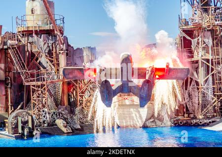 HOLLYWOOD - AUGUST 28: Flugzeuge explodieren in der Live-Stunt-Show Waterworld in den Universal Studios in Hollywood am 28. August 2012. Stockfoto