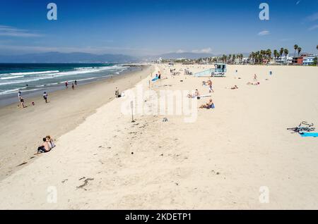 VENICE BEACH, USA - AUGUST 29: Menschen, die einen sonnigen Tag genießen, der von den Lifeguard-Türmen am Strand von Venedig, Kalifornien, am 29. August 2012 geschützt wird. T Stockfoto