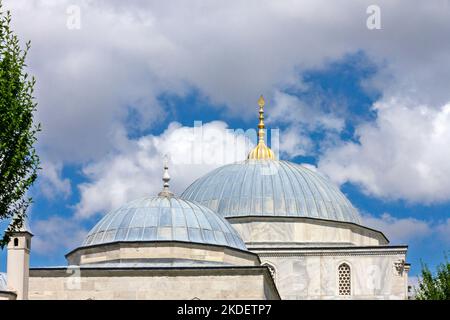 Kuppeln des Mausoleums von Sultan Ahmet I. in Istanbul (Sultan Ahmet Türbesi), Türkei. Es ist Teil des architektonischen Komplexes der Blauen Moschee. Stockfoto