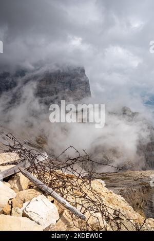 Alte Gräben und Stacheldraht an der Befestigung des Lagazuoi, die während des Ersten Weltkriegs in der autonomen Provinz Südtirol errichtet wurde Stockfoto