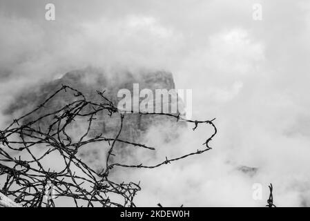 Alte Gräben und Stacheldraht an der Befestigung des Lagazuoi, die während des Ersten Weltkriegs in der autonomen Provinz Südtirol errichtet wurde Stockfoto