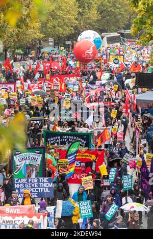 Massen von Menschen bei einem Protest in London gegen die Sparmaßnahmen der konservativen Regierung, der zu Parlamentswahlen und höheren Löhnen aufrief. Stockfoto