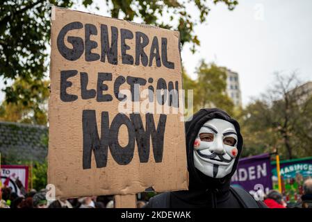 Die Parlamentswahlen unterzeichnen jetzt bei einem Protest in London gegen die Sparmaßnahmen der konservativen Regierung, die zu Parlamentswahlen und höheren Löhnen aufrufen. Stockfoto