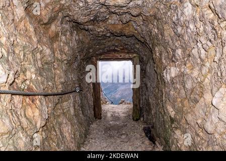 Ein Tunnel im Lagazuoi-Gebirge, Teil eines Verteidigungssystems im Ersten Weltkrieg an den Dolomitenalpen, Autonome Provinz Südtirol Stockfoto