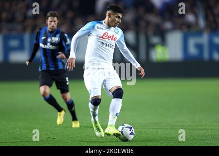 Mathias Olivera von SSC Napoli kontrolliert den Ball während des Serie-A-Spiels zwischen Atalanta BC und SSC Napoli am 5. November 2022 in Bergamo, Italien. Stockfoto