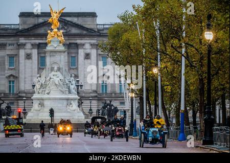 London, Großbritannien. 6.. November 2022. Going Down the Mall - RM Sotheby's London zum Brighton Veteran Car Run - 350 Oldtimer mit vielen Autofahrern in historischen Kostümen machen die 60 Meilen lange Reise zur Küste von Sussex. Die Fahrzeuge sind hauptsächlich benzinbetrieben, aber einige werden mit Dampf angetrieben und einige sehr frühe Elektrofahrzeuge - alle vor 1905 gebaut.Quelle: Guy Bell/Alamy Live News Stockfoto