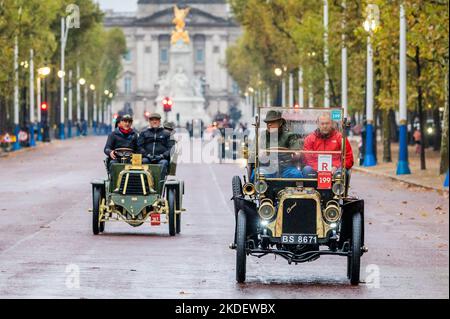 London, Großbritannien. 6.. November 2022. Going Down the Mall - RM Sotheby's London zum Brighton Veteran Car Run - 350 Oldtimer mit vielen Autofahrern in historischen Kostümen machen die 60 Meilen lange Reise zur Küste von Sussex. Die Fahrzeuge sind hauptsächlich benzinbetrieben, aber einige werden mit Dampf angetrieben und einige sehr frühe Elektrofahrzeuge - alle vor 1905 gebaut.Quelle: Guy Bell/Alamy Live News Stockfoto