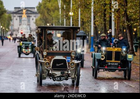 London, Großbritannien. 6.. November 2022. Going Down the Mall - RM Sotheby's London zum Brighton Veteran Car Run - 350 Oldtimer mit vielen Autofahrern in historischen Kostümen machen die 60 Meilen lange Reise zur Küste von Sussex. Die Fahrzeuge sind hauptsächlich benzinbetrieben, aber einige werden mit Dampf angetrieben und einige sehr frühe Elektrofahrzeuge - alle vor 1905 gebaut.Quelle: Guy Bell/Alamy Live News Stockfoto