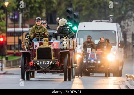 London, Großbritannien. 6.. November 2022. 1903 Gladiator geht über die westminster Bridge - RM Sotheby's London zum Brighton Veteran Car Run - 350 Oldtimer mit vielen Autofahrern in historischen Kostümen machen die 60 Meilen lange Reise zur Sussex-Küste. Die Fahrzeuge sind hauptsächlich benzinbetrieben, aber einige werden mit Dampf angetrieben und einige sehr frühe Elektrofahrzeuge - alle vor 1905 gebaut.Quelle: Guy Bell/Alamy Live News Stockfoto