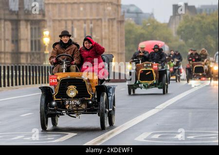 London, Großbritannien. 6.. November 2022. 1904 Alldays auf dem Weg über die westminster Bridge - RM Sotheby's London zum Brighton Veteran Car Run - 350 Veteranenautos, mit vielen Autofahrern in historischen Kostümen, machen die 60 Meilen lange Reise an die Sussex-Küste. Die Fahrzeuge sind hauptsächlich benzinbetrieben, aber einige werden mit Dampf angetrieben und einige sehr frühe Elektrofahrzeuge - alle vor 1905 gebaut.Quelle: Guy Bell/Alamy Live News Stockfoto