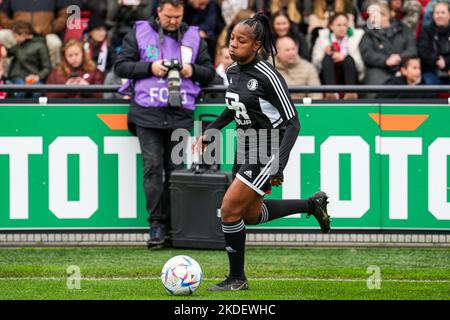 Rotterdam - Celainy Obispo von Feyenoord V1 während des Spiels zwischen Feyenoord V1 V Ajax V1 in Nieuw Varkenoord am 6. November 2022 in Rotterdam, Niederlande. (Box zu Box Pictures/Tom Bode) Stockfoto