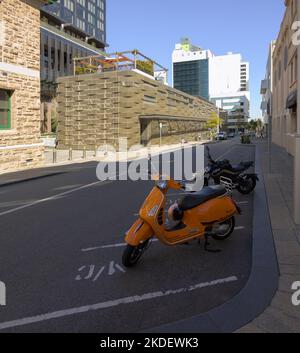 Perth, WA, Australien - Hibernian Place and Westin Hotel by Hassell mit oranger Vespa Stockfoto