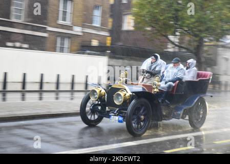 London, Großbritannien. 06.. November 2022. - [ ] Die Teilnehmer des jährlichen Oldtimer-Laufs von London nach Brighton wurden mit sintflutartigen Regenfällen konfrontiert. Viele der an kent Fahrzeuge sind oben offen und die Passagiere haben bei nassem Wetter Ausrüstung gemacht. Mehrere haben es nicht aus Whitehall, wo eine plötzliche schwere Dusche hat die Straße wie ein Fluss und nicht wie eine Straße läuft verlassen. Die Fahrzeuge müssen einen Bogen verlangsamen, um die tiefen Pfützen zu vermeiden. Kredit: graham mitchell/Alamy Live Nachrichten Gutschrift: graham mitchell/Alamy Live Nachrichten Stockfoto