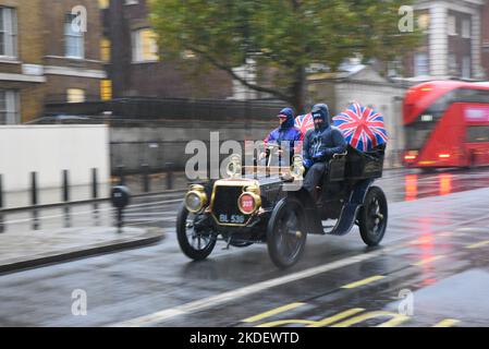 London, Großbritannien. 06.. November 2022. - [ ] Die Teilnehmer des jährlichen Oldtimer-Laufs von London nach Brighton wurden mit sintflutartigen Regenfällen konfrontiert. Viele der an kent Fahrzeuge sind oben offen und die Passagiere haben bei nassem Wetter Ausrüstung gemacht. Mehrere haben es nicht aus Whitehall, wo eine plötzliche schwere Dusche hat die Straße wie ein Fluss und nicht wie eine Straße läuft verlassen. Die Fahrzeuge müssen einen Bogen verlangsamen, um die tiefen Pfützen zu vermeiden. Kredit: graham mitchell/Alamy Live Nachrichten Gutschrift: graham mitchell/Alamy Live Nachrichten Stockfoto