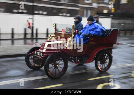 London, Großbritannien. 06.. November 2022. - [ ] Die Teilnehmer des jährlichen Oldtimer-Laufs von London nach Brighton wurden mit sintflutartigen Regenfällen konfrontiert. Viele der an kent Fahrzeuge sind oben offen und die Passagiere haben bei nassem Wetter Ausrüstung gemacht. Mehrere haben es nicht aus Whitehall, wo eine plötzliche schwere Dusche hat die Straße wie ein Fluss und nicht wie eine Straße läuft verlassen. Die Fahrzeuge müssen einen Bogen verlangsamen, um die tiefen Pfützen zu vermeiden. Kredit: graham mitchell/Alamy Live Nachrichten Gutschrift: graham mitchell/Alamy Live Nachrichten Stockfoto