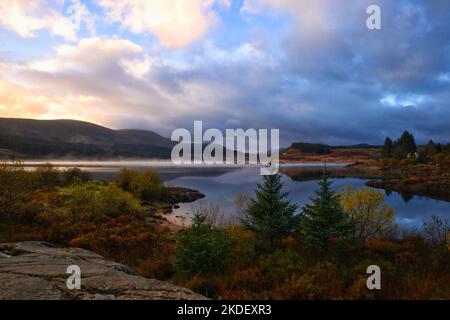 Frostiger Sonnenaufgang über Loch Doon in Ayrshire, Schottland Stockfoto