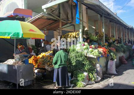 Lebensmittelmarkt in Otavalo, Provinz Imbabura, Ecuador. Stockfoto