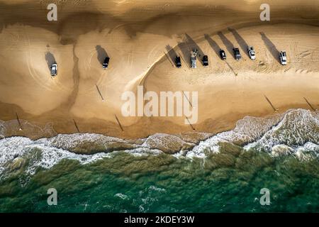 Luftaufnahme von Fischern und Autos am Seventy Five Mile Beach von Fraser Island Stockfoto