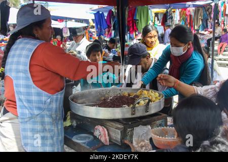 Lebensmittelmarkt in Otavalo, Provinz Imbabura, Ecuador. Stockfoto