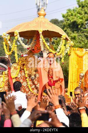 Jabalpur, Madhya Pradesh, Indien, 6. Nov, 2022 : Jagadguru shankaracharya Swami shri Sadanand Saraswati ji Maharaj nahm am Sonntag an einer Shobha-Yatra-Prozession in Jabalpur, Madhya Pradesh, Indien, Teil. Nach dem Tod (Brahmleen) von Shankaracharya Swaroopananda saraswati von Dwarkapeeth sind seine Schüler Avimukteshwarananda und Sadananda saraswati zu seinen Nachfolgern gemacht worden. Beide Nachfolger erhielten den Sitz von Jyotish Peeth und Dwarkapeeth. Swaroopanund Narazwati hatten die Verantwortung der beiden Peeths. Kredit: INDIEN-UMWELT-DÜRRE-WASSER/Alamy Live Nachrichten Stockfoto