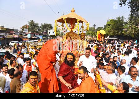 Jabalpur, Madhya Pradesh, Indien, 6. Nov, 2022 : Jagadguru shankaracharya Swami shri Sadanand Saraswati ji Maharaj nahm am Sonntag an einer Shobha-Yatra-Prozession in Jabalpur, Madhya Pradesh, Indien, Teil. Nach dem Tod (Brahmleen) von Shankaracharya Swaroopananda saraswati von Dwarkapeeth sind seine Schüler Avimukteshwarananda und Sadananda saraswati zu seinen Nachfolgern gemacht worden. Beide Nachfolger erhielten den Sitz von Jyotish Peeth und Dwarkapeeth. Swaroopanund Narazwati hatten die Verantwortung der beiden Peeths. Kredit: INDIEN-UMWELT-DÜRRE-WASSER/Alamy Live Nachrichten Stockfoto