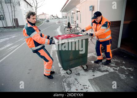 Ein Unternehmen in einer Gemeinde, ein Abfallsammler, auch bekannt als Müllmann, Binman (in Großbritannien), Garbageman oder Müllmann (in den Vereinigten Staaten) während ihrer Arbeit. Stockfoto