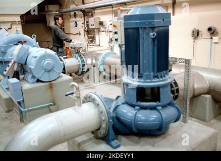 Ein Unternehmen in einer Gemeinde, eine Kläranlage, die Wasser reinigt. Stockfoto