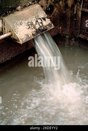 Ein Unternehmen in einer Gemeinde, eine Kläranlage, die Wasser reinigt. Stockfoto