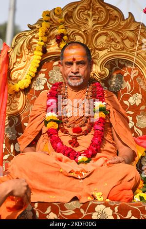 Jabalpur, Madhya Pradesh, Indien, 6. Nov, 2022 : Jagadguru shankaracharya Swami shri Sadanand Saraswati ji Maharaj nahm am Sonntag an einer Shobha-Yatra-Prozession in Jabalpur, Madhya Pradesh, Indien, Teil. Nach dem Tod (Brahmleen) von Shankaracharya Swaroopananda saraswati von Dwarkapeeth sind seine Schüler Avimukteshwarananda und Sadananda saraswati zu seinen Nachfolgern gemacht worden. Beide Nachfolger erhielten den Sitz von Jyotish Peeth und Dwarkapeeth. Swaroopanund Narazwati hatten die Verantwortung der beiden Peeths. Kredit: INDIEN-UMWELT-DÜRRE-WASSER/Alamy Live Nachrichten Stockfoto