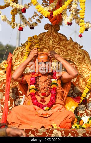 Jabalpur, Madhya Pradesh, Indien, 6. Nov, 2022 : Jagadguru shankaracharya Swami shri Sadanand Saraswati ji Maharaj nahm am Sonntag an einer Shobha-Yatra-Prozession in Jabalpur, Madhya Pradesh, Indien, Teil. Nach dem Tod (Brahmleen) von Shankaracharya Swaroopananda saraswati von Dwarkapeeth sind seine Schüler Avimukteshwarananda und Sadananda saraswati zu seinen Nachfolgern gemacht worden. Beide Nachfolger erhielten den Sitz von Jyotish Peeth und Dwarkapeeth. Swaroopanund Narazwati hatten die Verantwortung der beiden Peeths. Kredit: INDIEN-UMWELT-DÜRRE-WASSER/Alamy Live Nachrichten Stockfoto