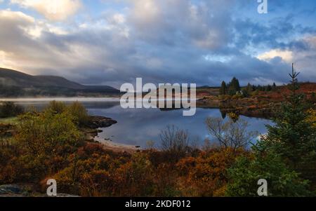 Frostiger Sonnenaufgang über Loch Doon in Ayrshire, Schottland Stockfoto