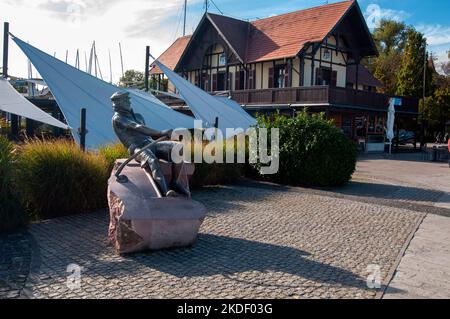 Statue des ungarischen Schauspielers István Bujtor, Tagore Seepromenade Balatonfüred, Plattensee, Ungarn benannt nach Rabindranath Tagore (7. Mai 1861 – 7 Stockfoto