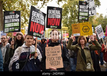 Die Demonstranten halten während der Demonstration Plakate, auf denen ihre Meinung zum Ausdruck kommt. Regierungsfeindliche und Anti-Tories-Demonstranten versammelten sich in Embankment und marschierten durch Westminster, um Parlamentswahlen zu fordern. Stockfoto