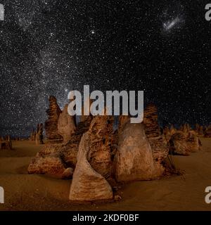 Nachthimmel über den herausragenden Pinnacles im Nambung National Park. Stockfoto