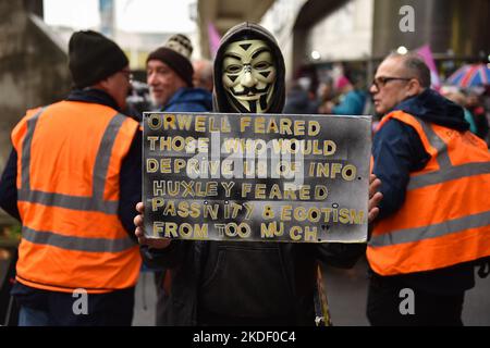 Demonstrator mit Masken im Guy Fawkes-Stil, die bei der Kundgebung zu sehen waren. Regierungsfeindliche und Anti-Tories-Demonstranten versammelten sich in Embankment und marschierten durch Westminster, um Parlamentswahlen zu fordern. Stockfoto