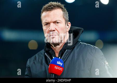 Bremen, Deutschland. 05. Nov, 2022. firo : 05.11.2022, Fußball, Fußball, 1. Liga, 1. Bundesliga, Saison 2022/2023, SV Werder Bremen - FC Schalke 04 Lothar Matthäus, Sky Sport, Mikrofon Quelle: dpa/Alamy Live News Stockfoto